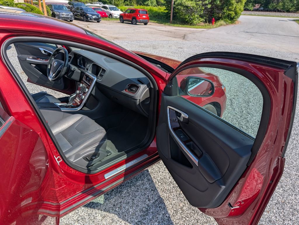 Used 2017 Volvo S60 T5 Inscription image 9