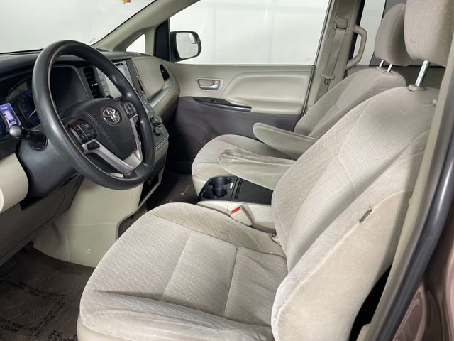 Used 2018 Toyota Sienna LE image 2