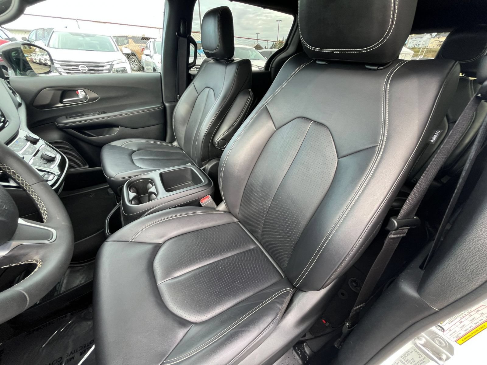 Used 2025 Chrysler Pacifica Select FWD image 38