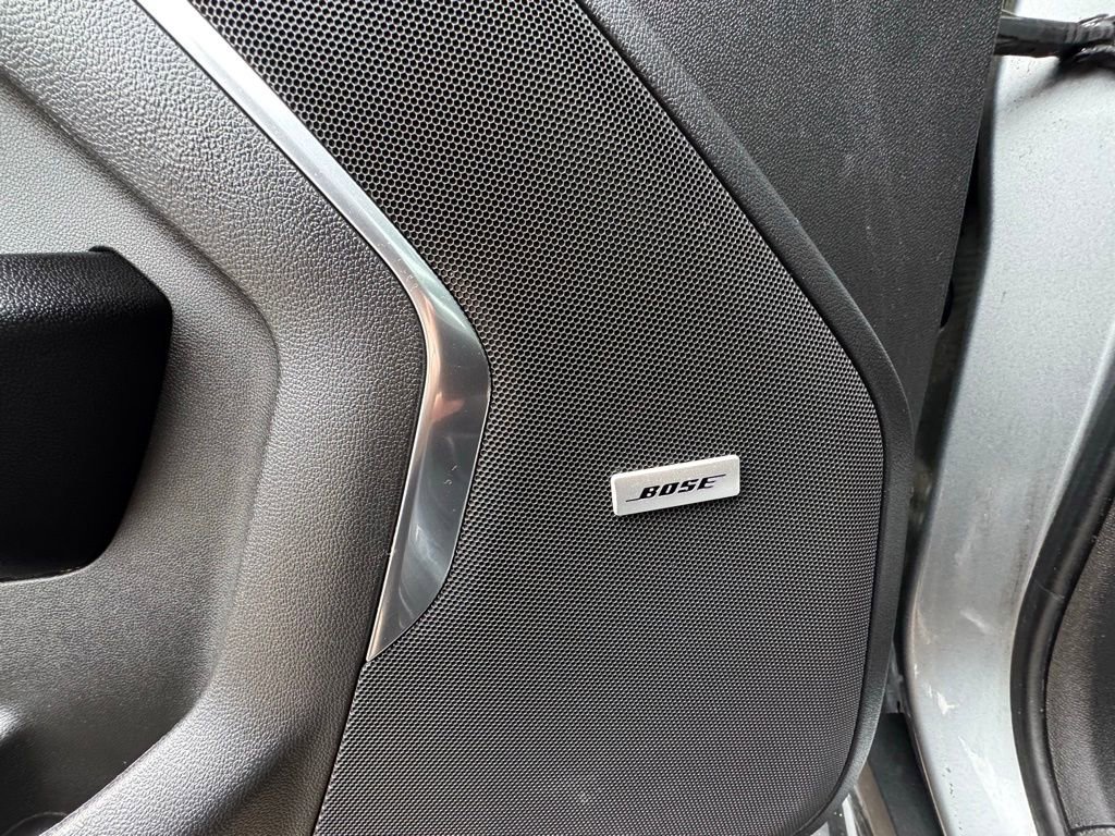 Used 2024 GMC Yukon SLT w/ SLT Luxury Package image 16