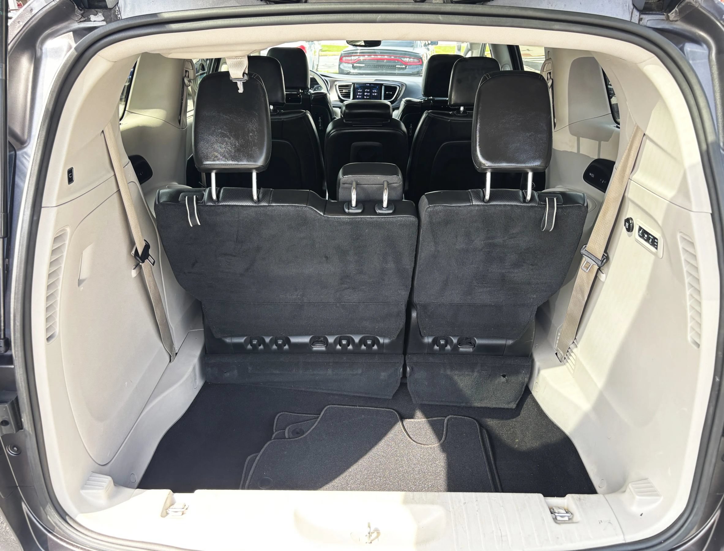 Used 2018 Chrysler Pacifica Limited w/ Advanced Safetytec Group FWD image 38