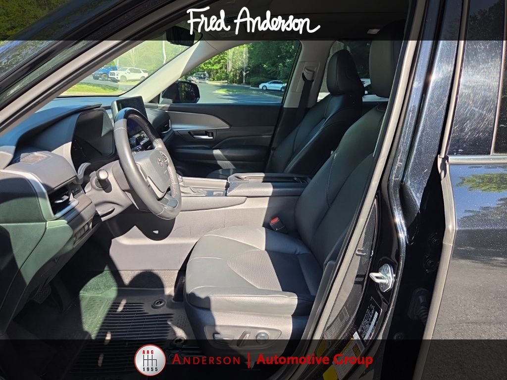 Used 2025 Toyota Grand Highlander FWD image 2