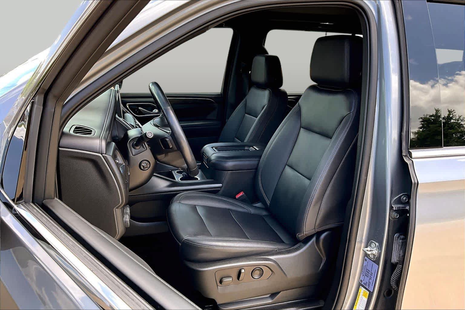 Used 2022 Chevrolet Suburban LT w/ Luxury Package RWD image 8