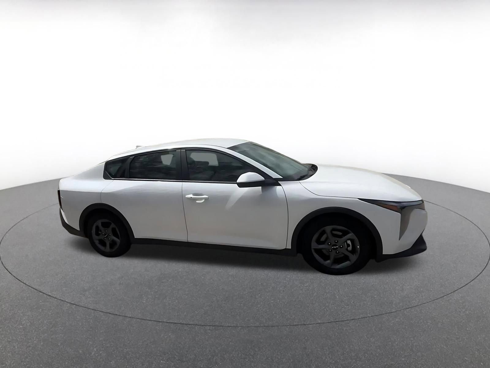 Used 2025 Kia K4 LXS image 2