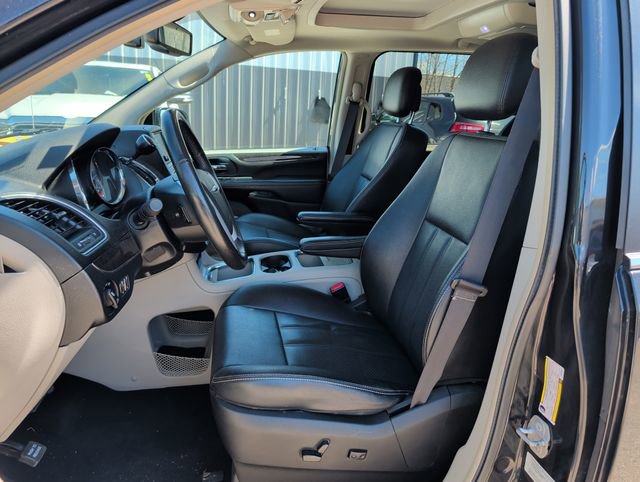 Used 2016 Chrysler Town & Country Touring-L FWD image 12