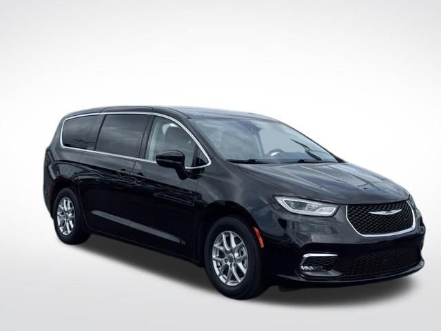 Used 2023 Chrysler Pacifica Touring-L FWD image 5