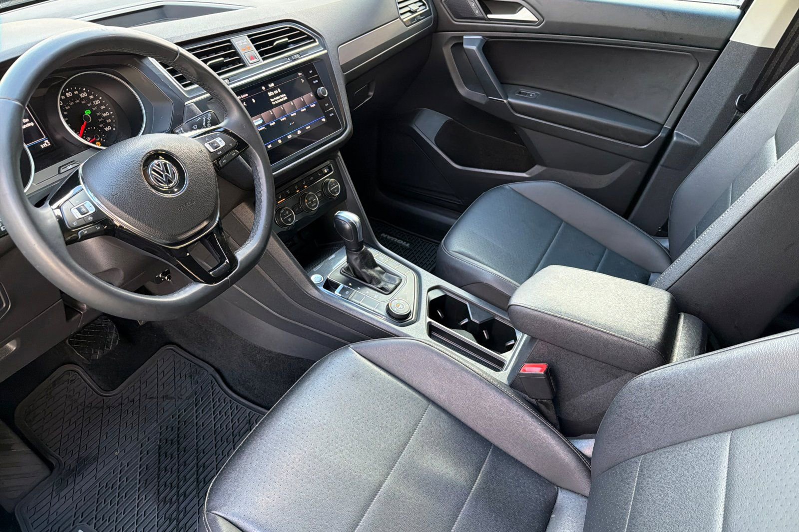 Used 2020 Volkswagen Tiguan SE w/ Panoramic Sunroof Package image 9