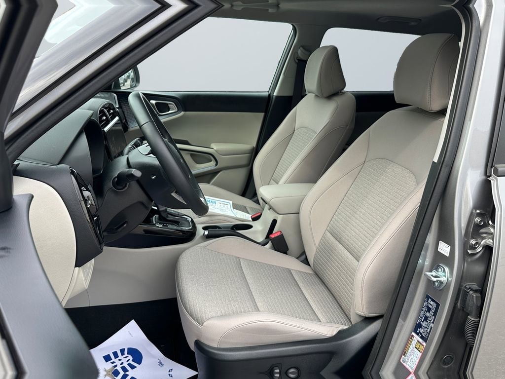 Used 2025 Kia Soul LX w/ LX Technology Package image 9