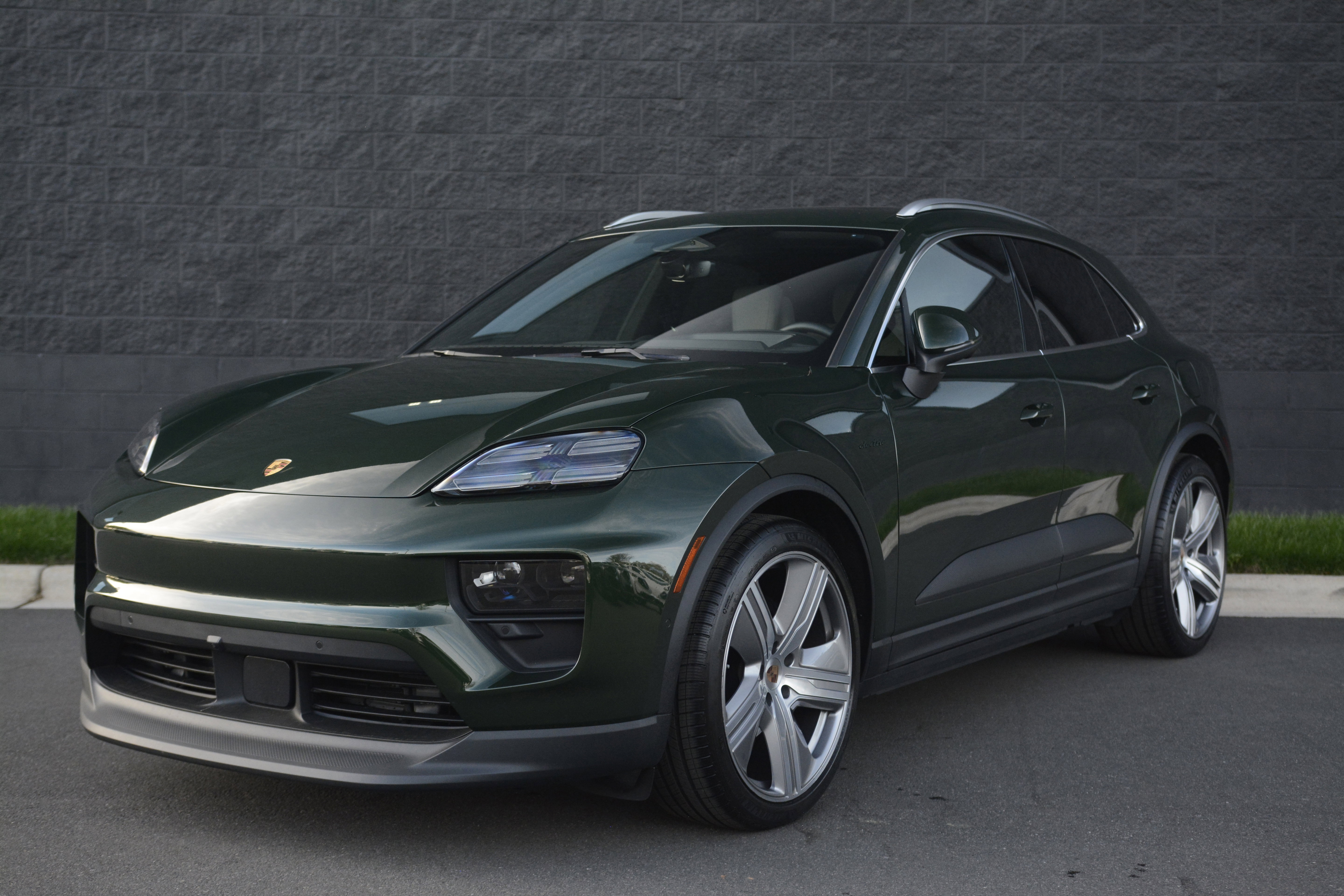 Certified 2025 Porsche Macan 4 Electric image 43