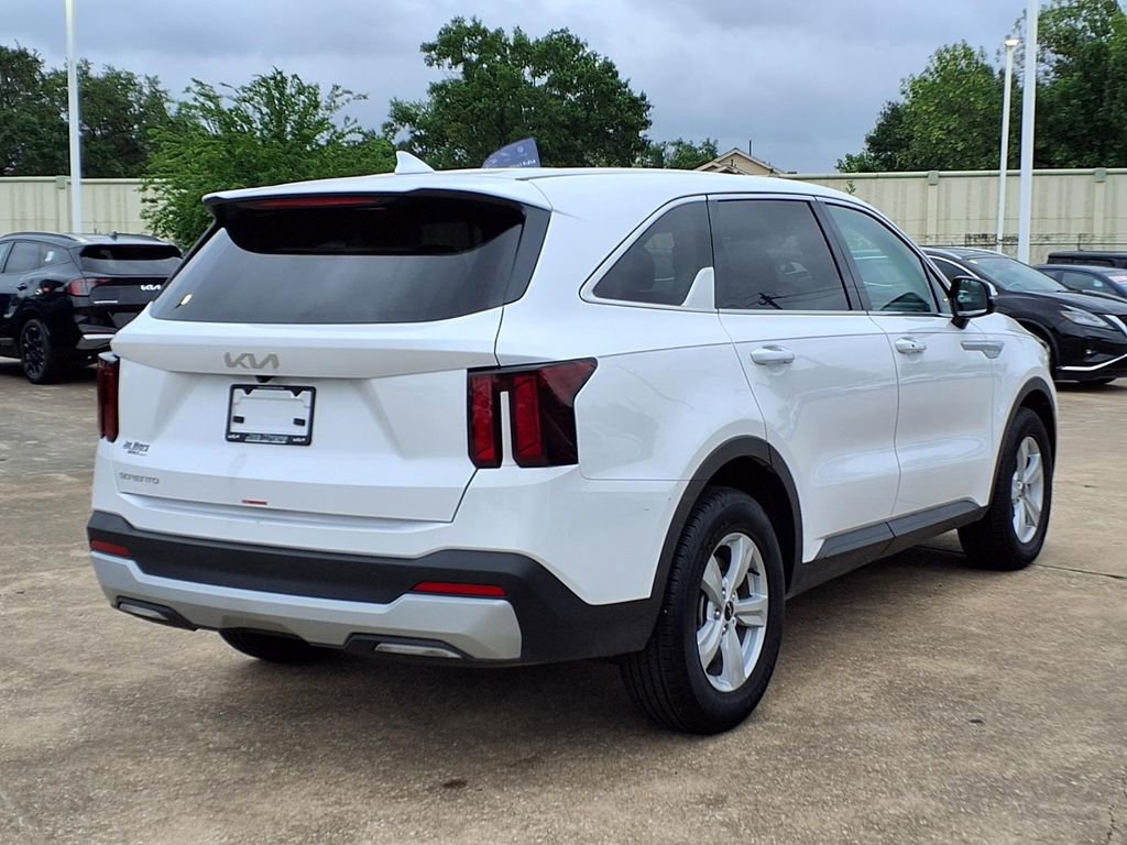 Used 2026 Kia Sorento LX FWD image 4