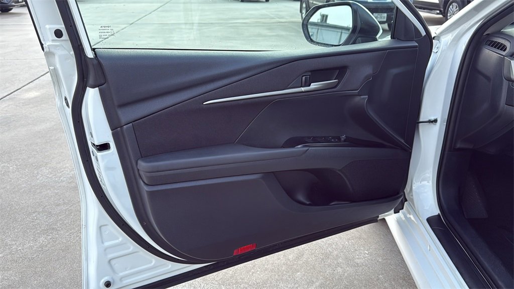 Used 2025 Toyota Camry LE image 9