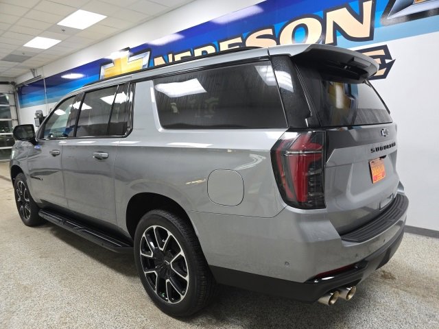 Used 2025 Chevrolet Suburban RST image 5