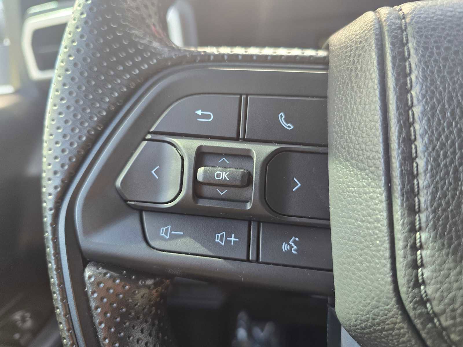Used 2025 Toyota Tacoma SR5 AWD/4WD image 35