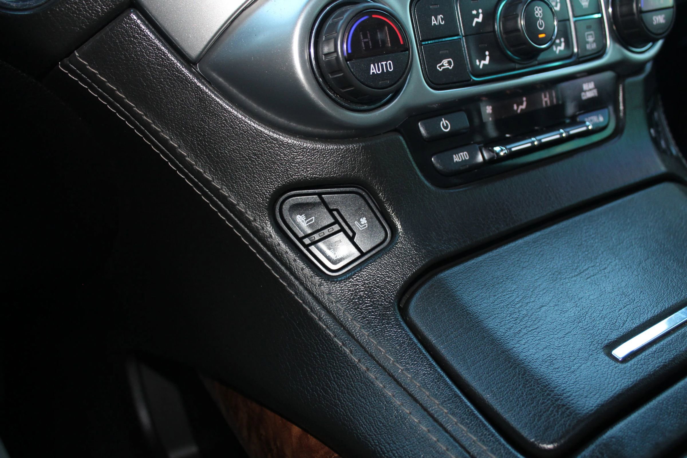 Used 2018 Chevrolet Tahoe Premier AWD/4WD image 35