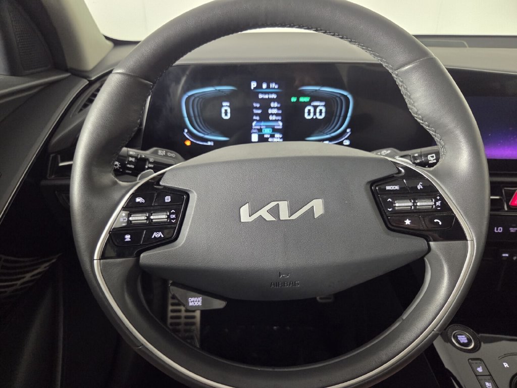 Used 2023 Kia Niro SX Touring FWD image 16