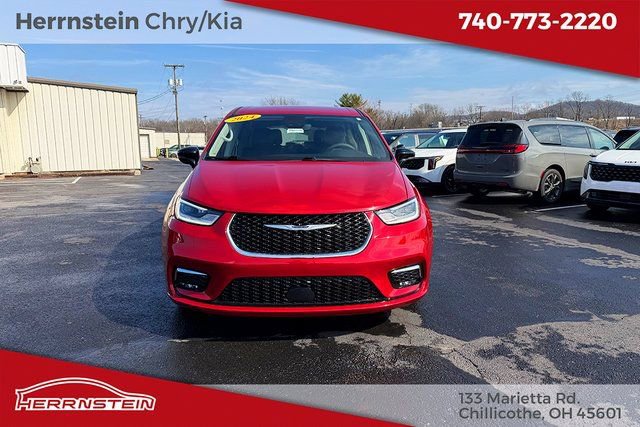 Used 2024 Chrysler Pacifica Touring-L image 2