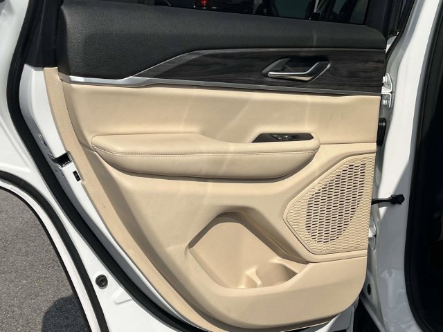Used 2023 Jeep Grand Cherokee Limited w/ Black Appearance Package RWD image 16