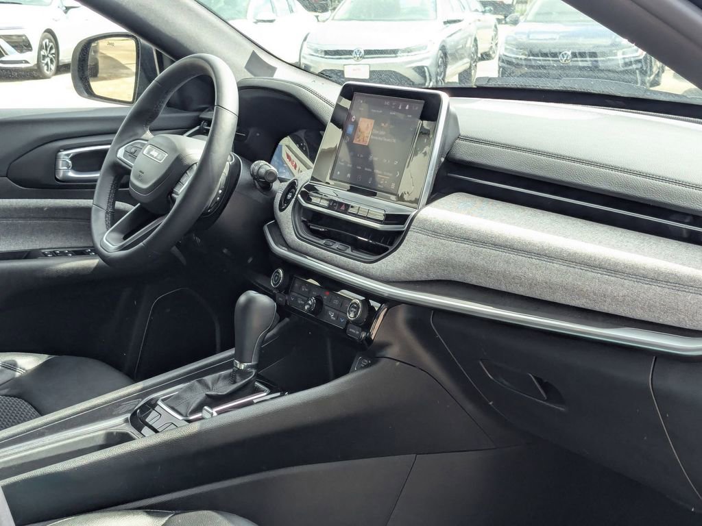 Used 2025 Jeep Compass Latitude w/ Sun & Sound Group image 30