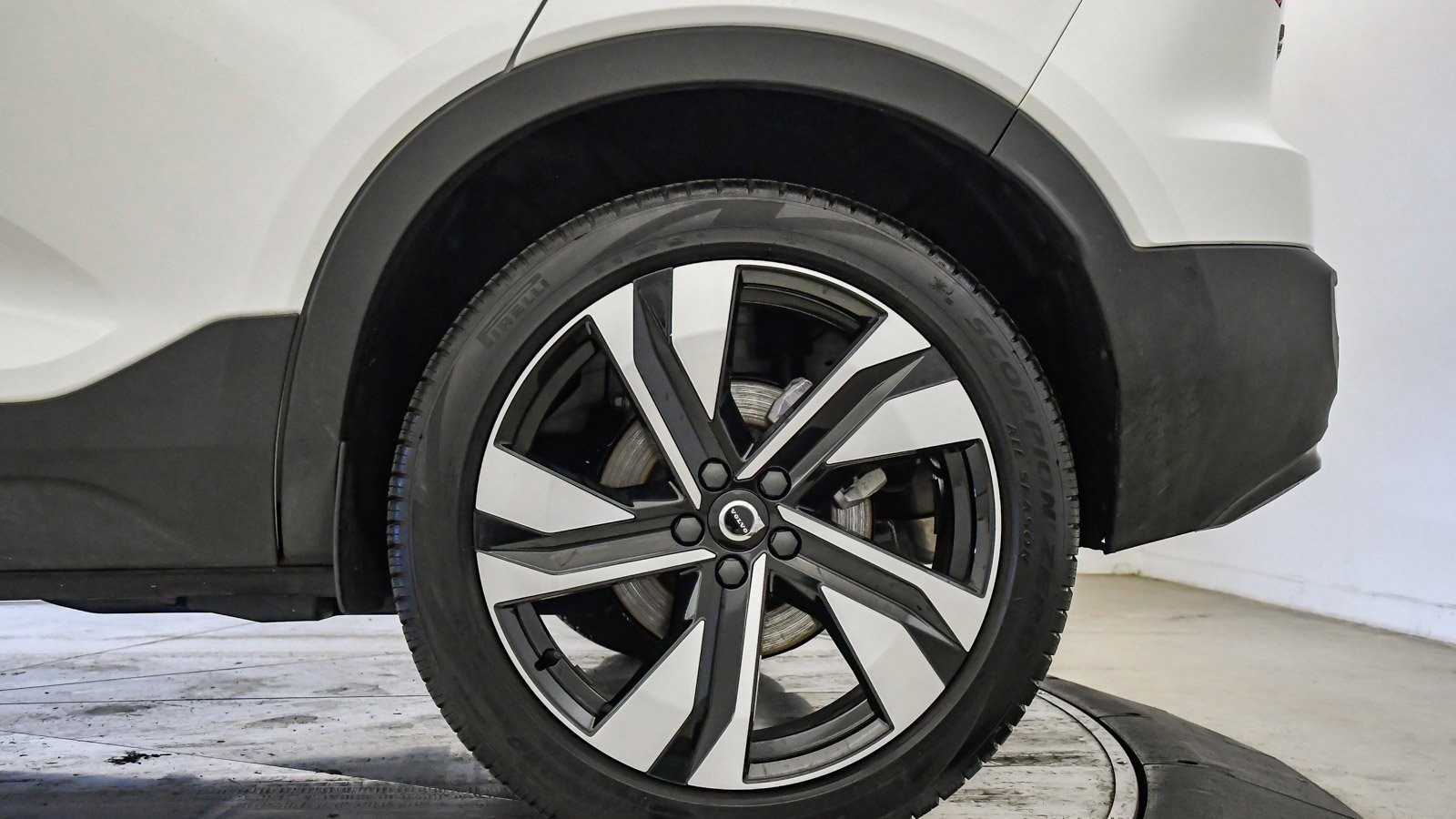 Certified 2025 Volvo XC40 B5 Plus w/ Climate Package image 10