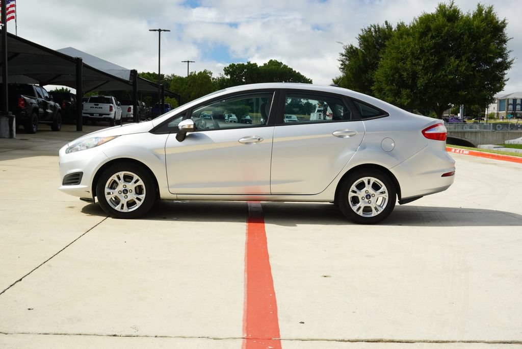 Used 2015 Ford Fiesta SE FWD image 2