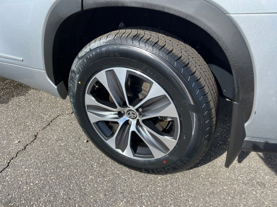 Certified 2025 Toyota Highlander XLE image 25