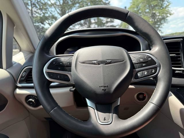 Used 2023 Chrysler Pacifica Touring-L FWD image 18