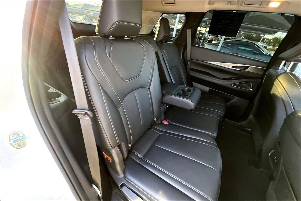 Certified 2025 INFINITI QX60 Luxe w/ Vision Package FWD image 37