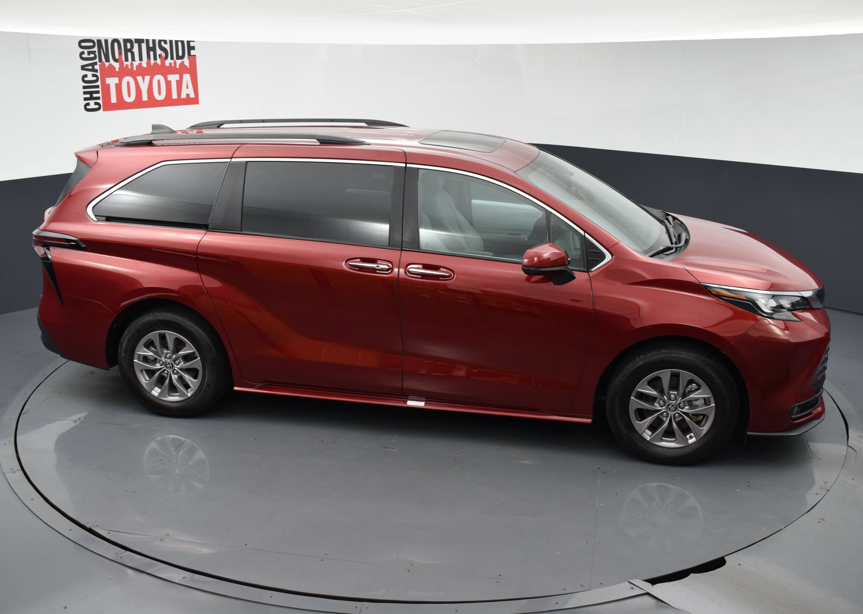 Used 2025 Toyota Sienna XLE FWD image 25
