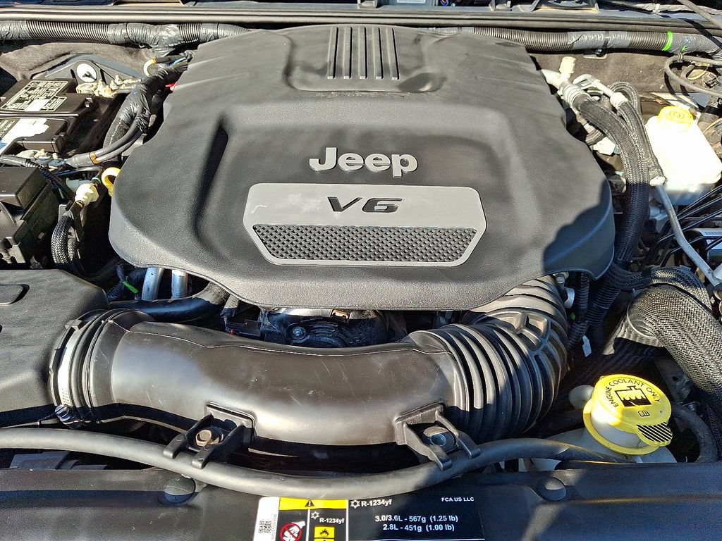 Used 2018 Jeep Wrangler Unlimited Sahara w/ Connectivity Group AWD/4WD image 28
