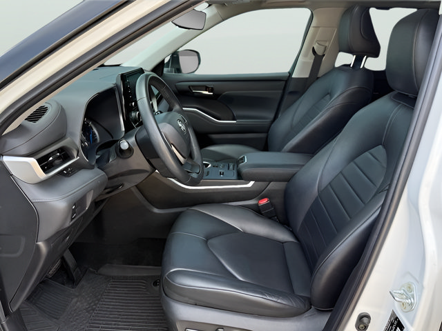 Used 2022 Toyota Highlander XLE AWD/4WD image 13