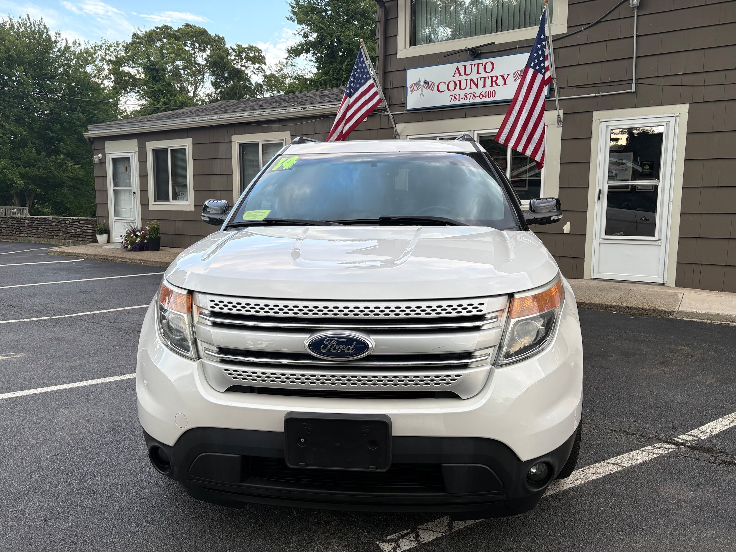 Used 2014 Ford Explorer XLT w/ Equipment Group 202A AWD/4WD image 2