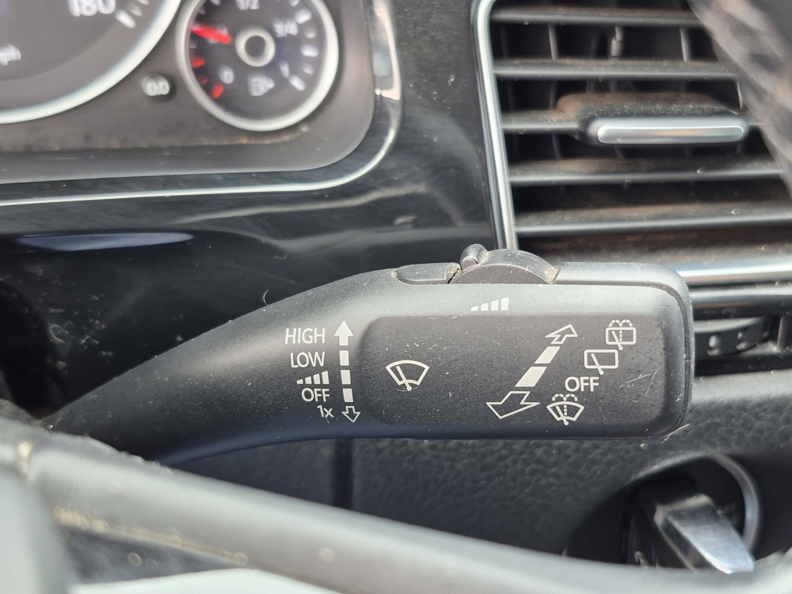 Used 2014 Volkswagen Touareg Sport image 33