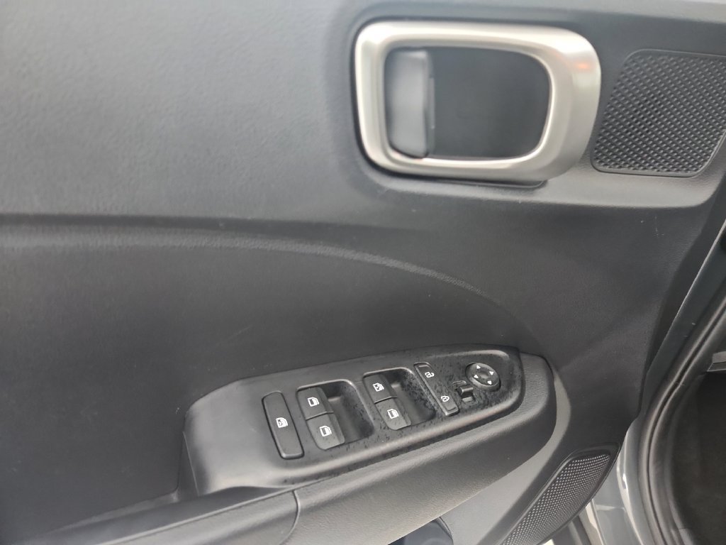 Used 2025 Hyundai Venue SEL FWD image 23