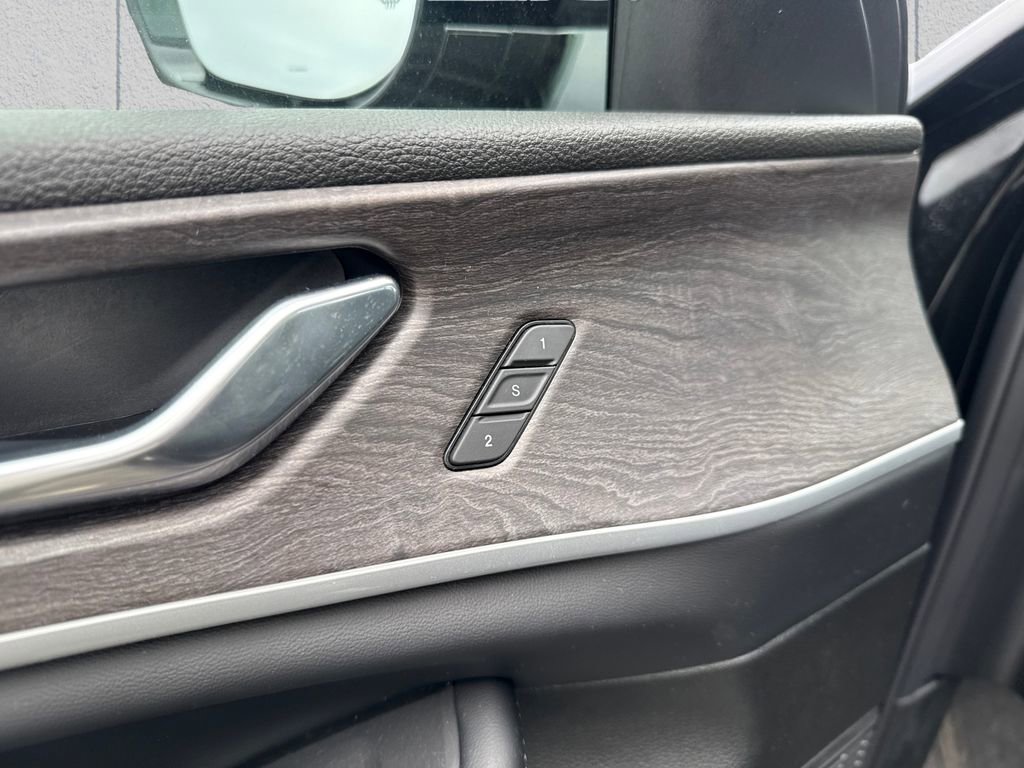 Used 2025 Jeep Grand Cherokee Limited image 9