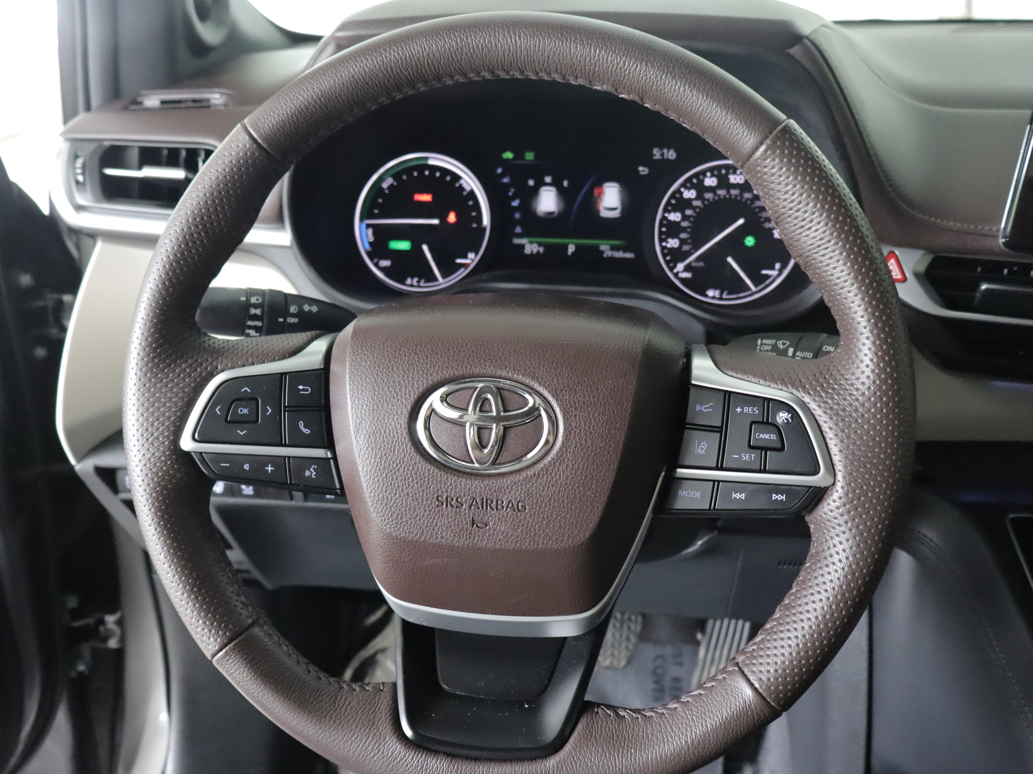 Used 2024 Toyota Sienna Platinum AWD/4WD image 16