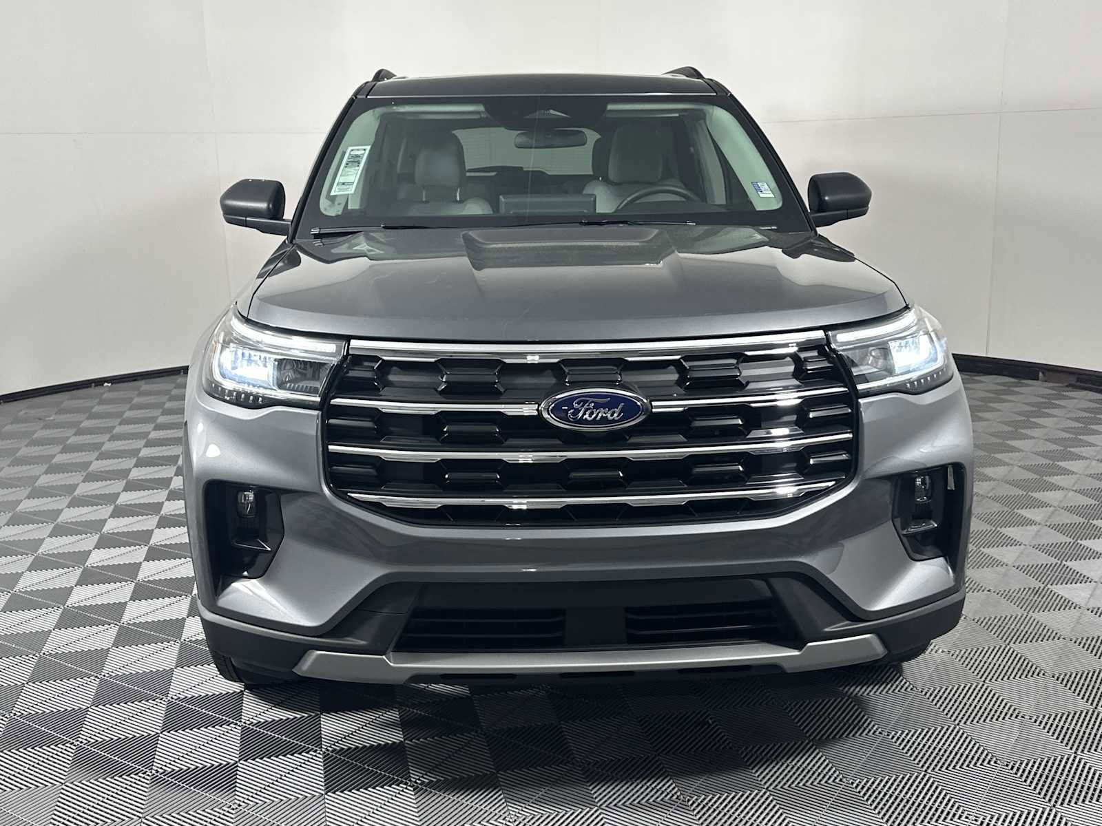 Used 2025 Ford Explorer Active w/ Active Comfort Package RWD image 2