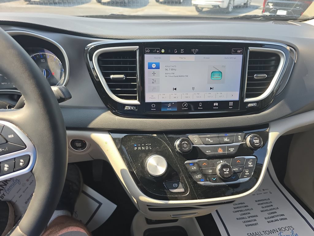 Used 2023 Chrysler Pacifica Touring-L FWD image 19