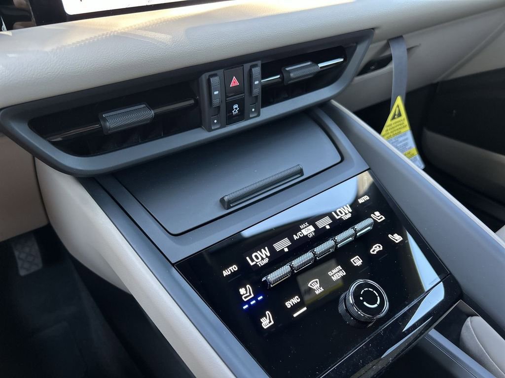 Certified 2025 Porsche Macan Electric image 14