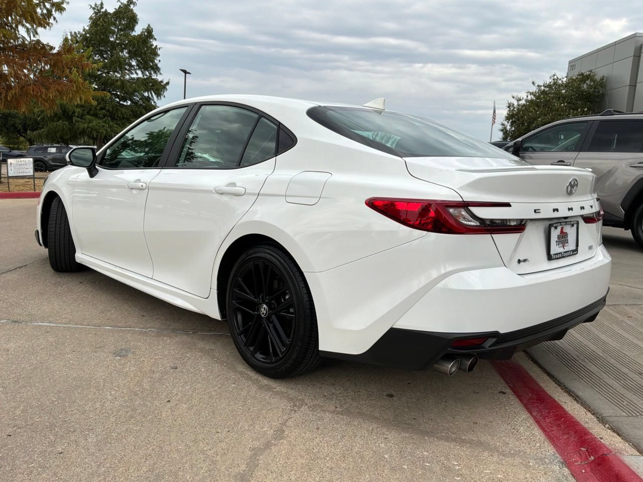Used 2025 Toyota Camry SE FWD image 8