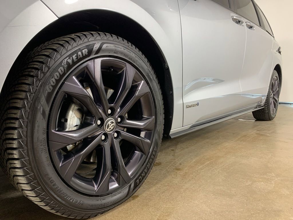 Used 2021 Toyota Sienna XSE w/ XSE Plus Package image 2