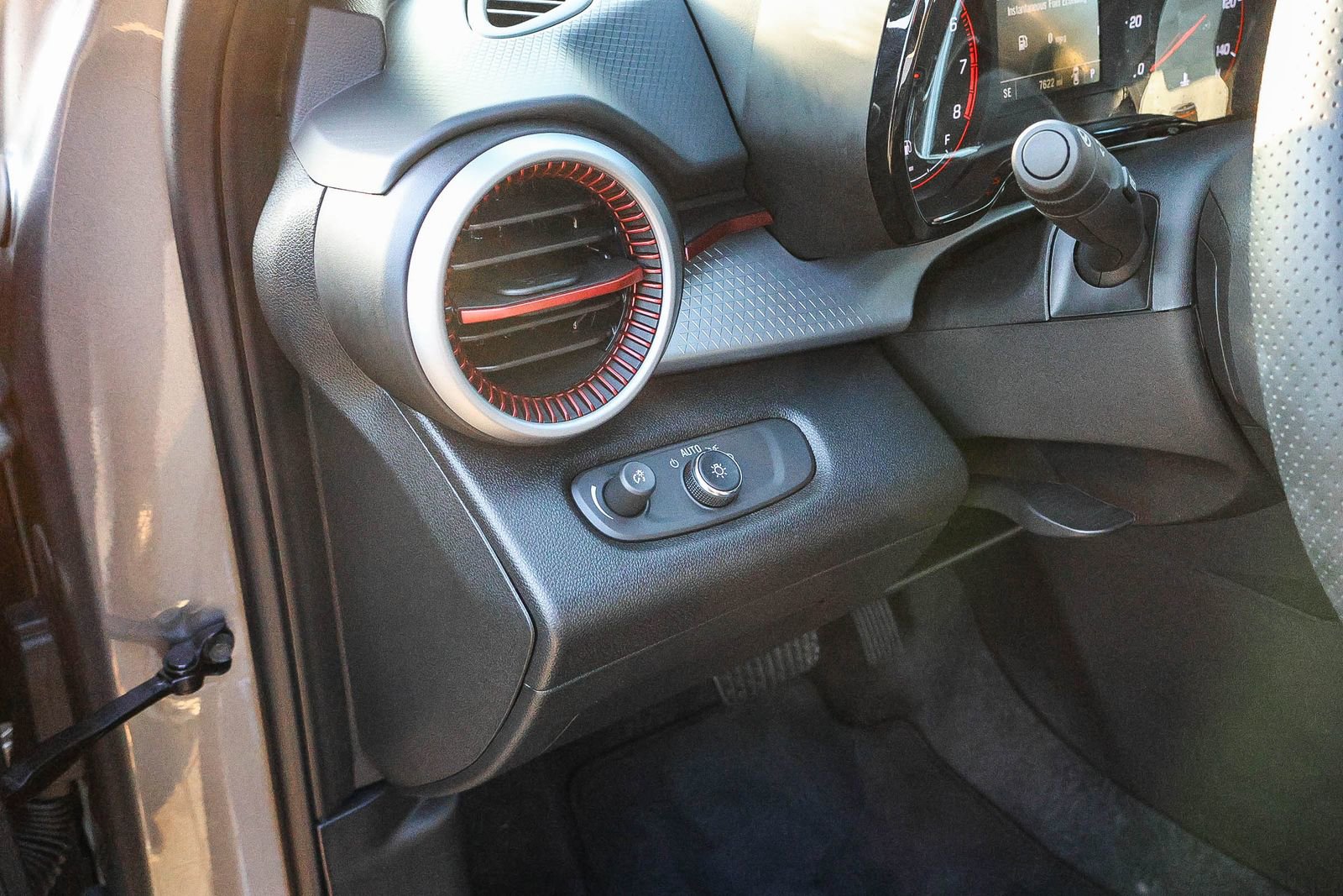 Used 2025 Chevrolet Trax RS image 32