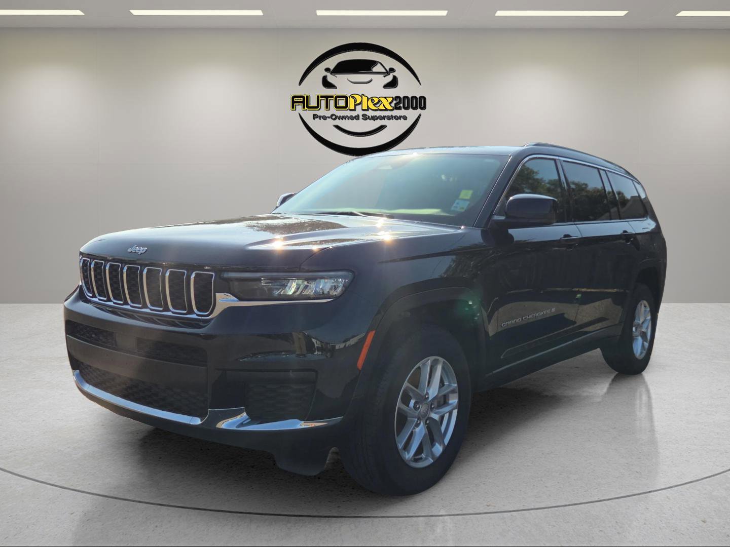 Used 2024 Jeep Grand Cherokee L Laredo w/ Luxury Tech Group I image 3
