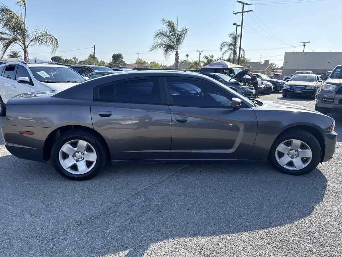 Used 2014 Dodge Charger SE RWD image 5
