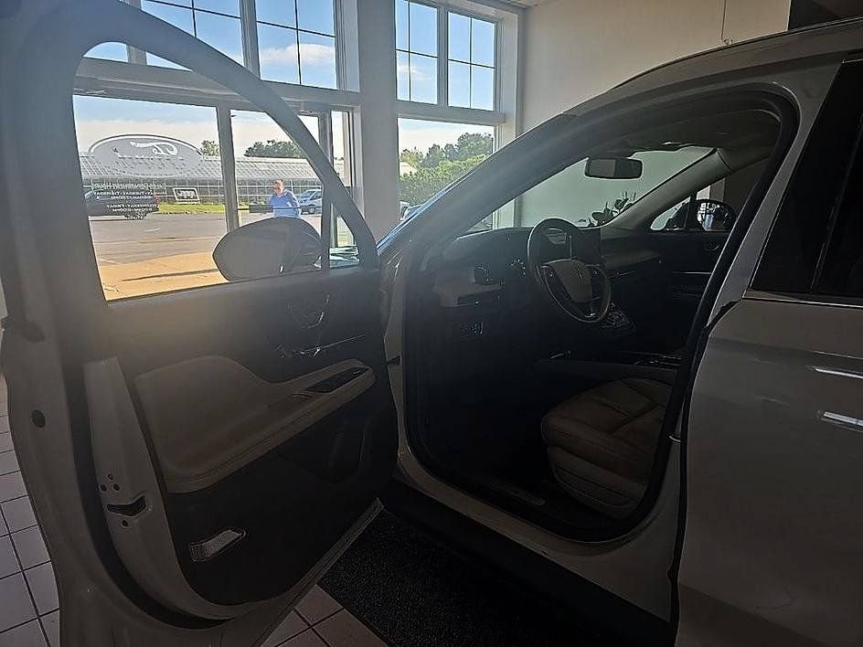 Used 2022 Lincoln Corsair AWD w/ Premium Package image 12