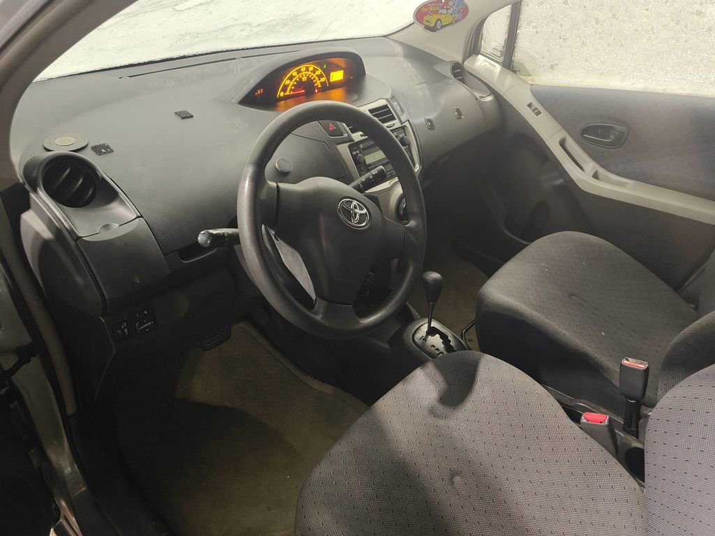 Used 2010 Toyota Yaris 4-Door Hatchback image 9
