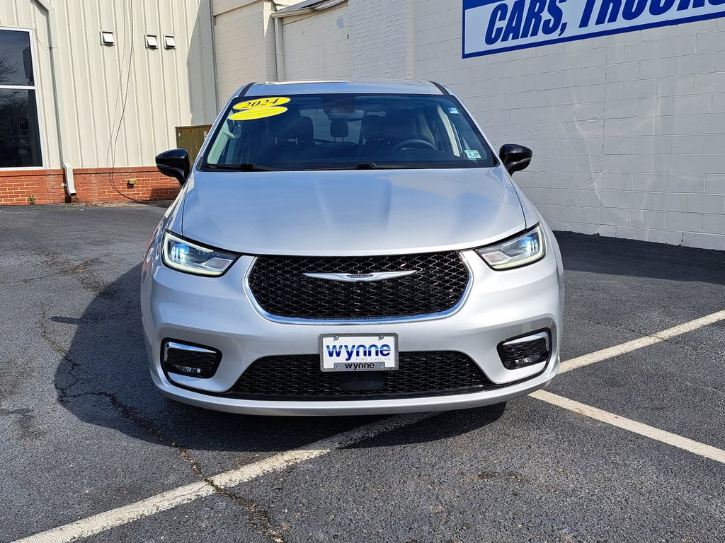 Used 2024 Chrysler Pacifica Touring-L image 2