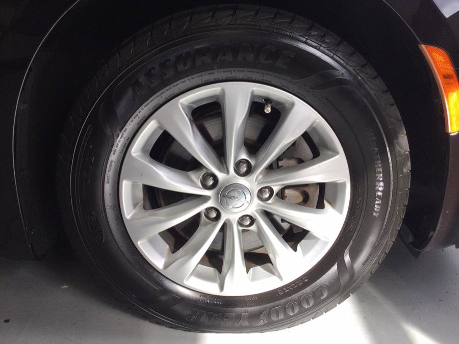 Used 2019 Chrysler Pacifica Touring-L image 32