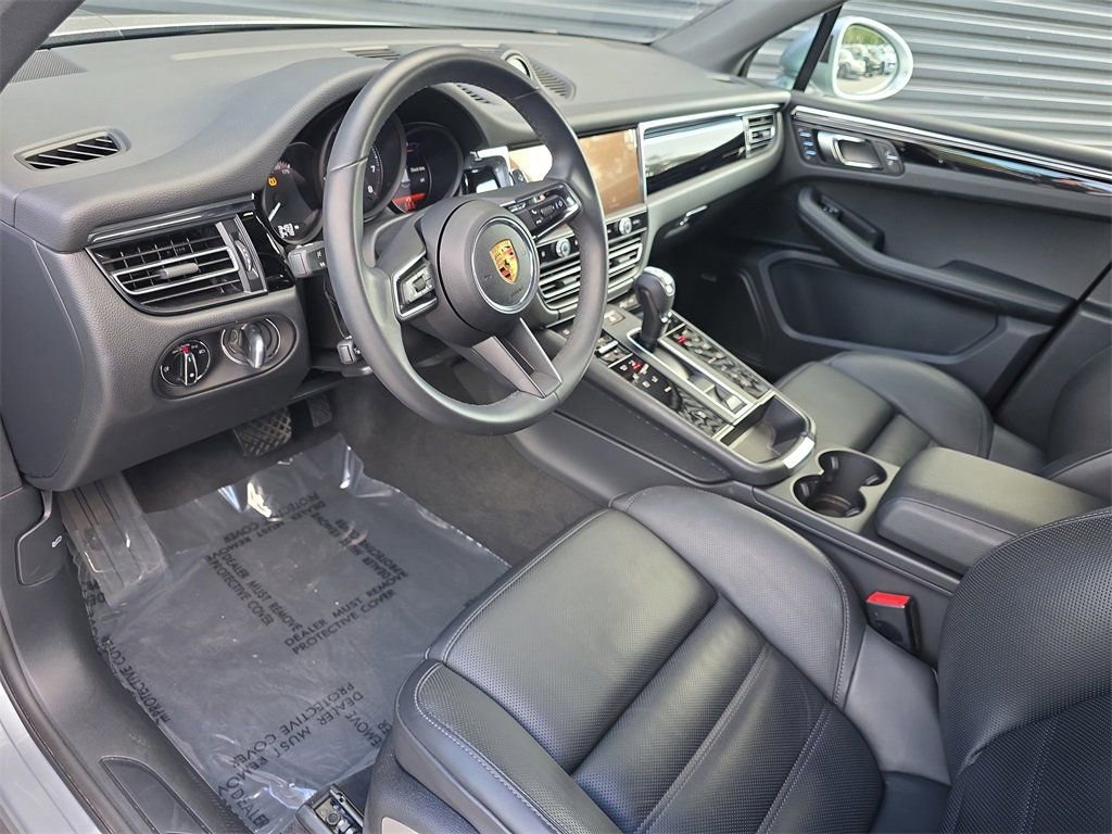 Certified 2025 Porsche Macan image 4
