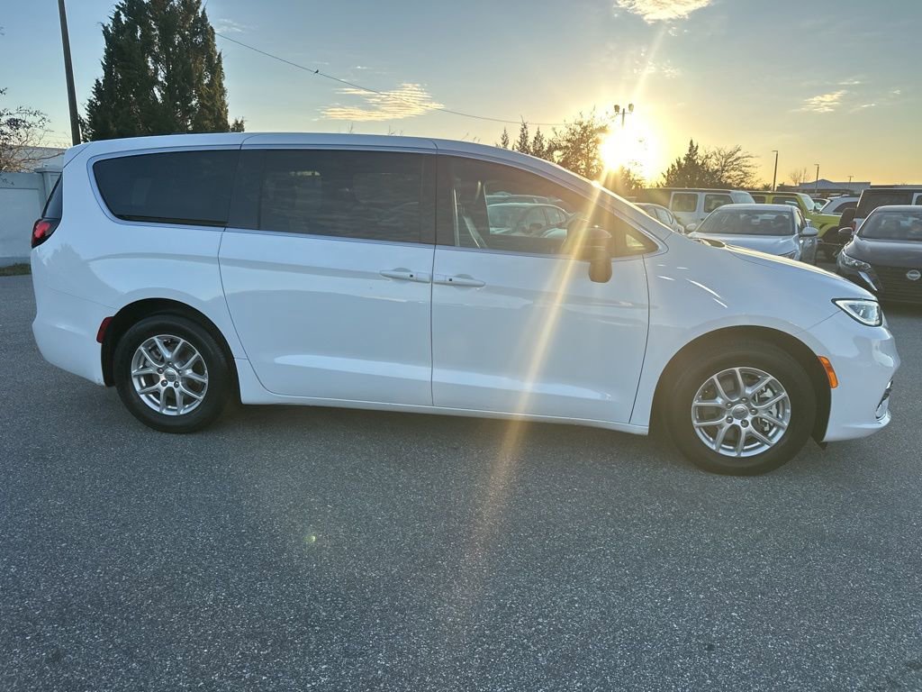 Used 2025 Chrysler Pacifica Select image 4