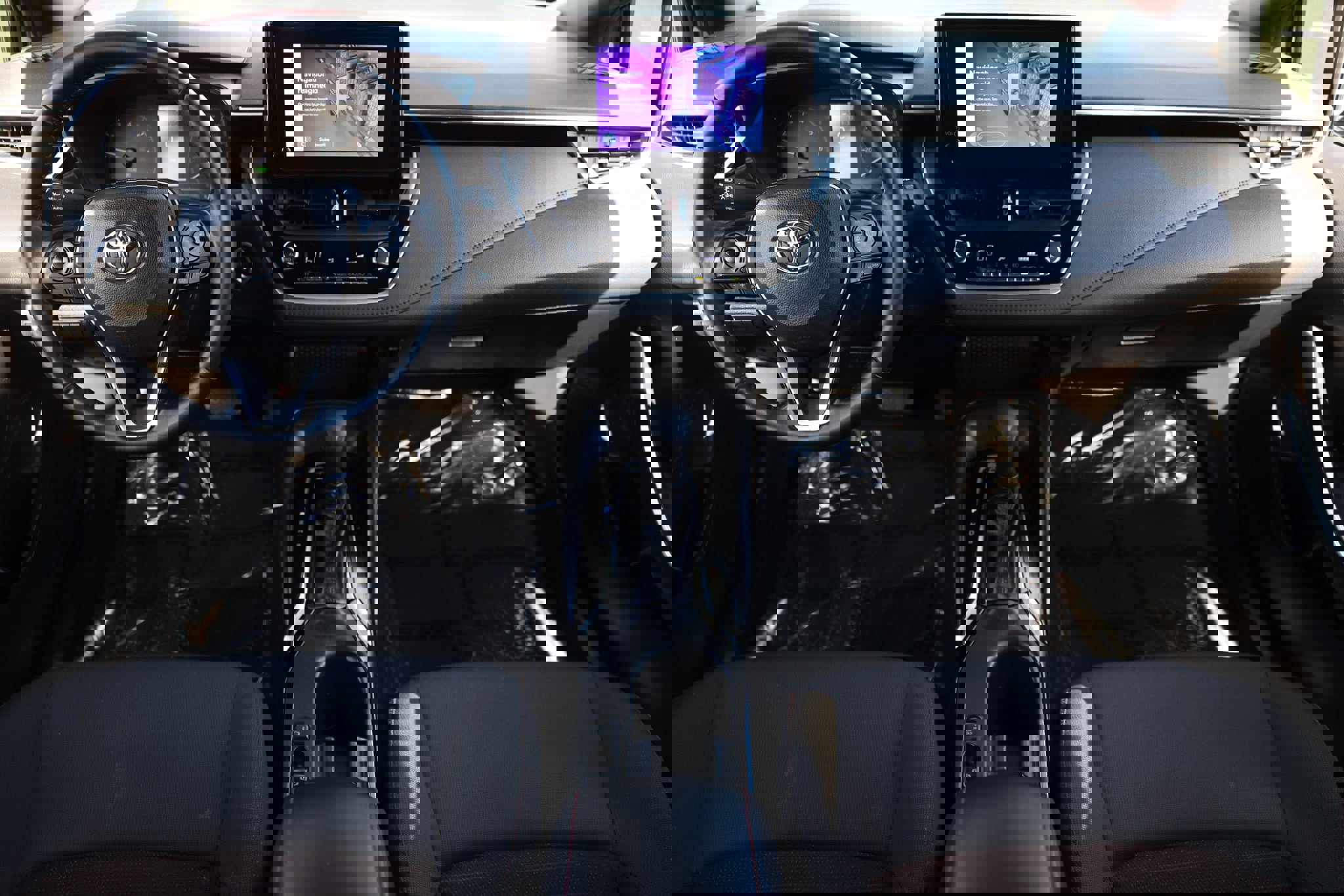 Used 2023 Toyota Corolla SE image 2